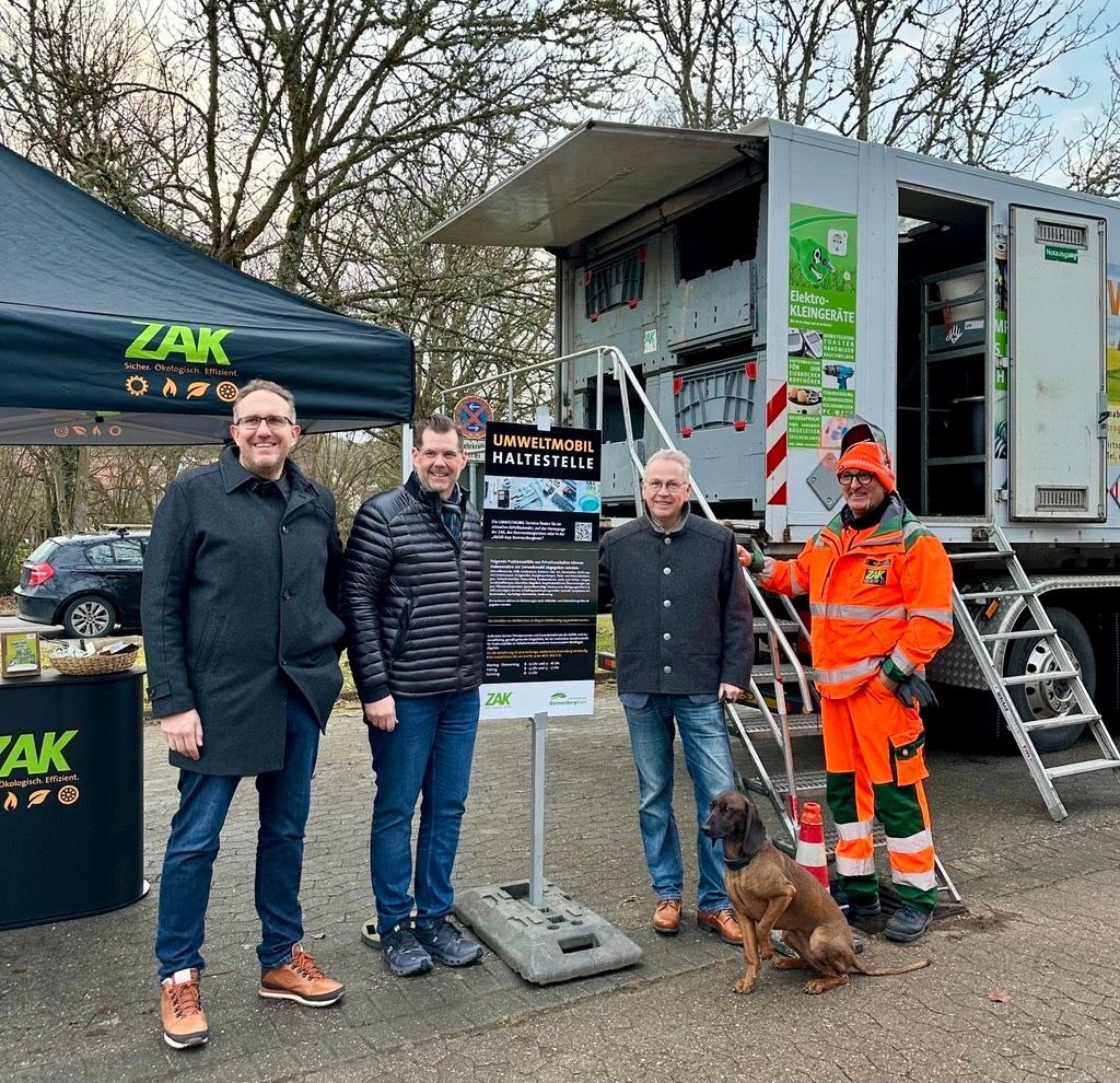 ZAK Vorstand Jan Deubig, Rainer Guth (Landrat Donnersbergkreis), Andreas Kemmer (Abfallwirtschaft Donnersbergkreis) und ZAK Mitarbeiter vor dem Umweltmobil